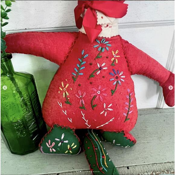 Vintage Handmade Embroidery Sequin Folk Art Christmas Cat Doll Red Green Felt - Picture 3 of 10